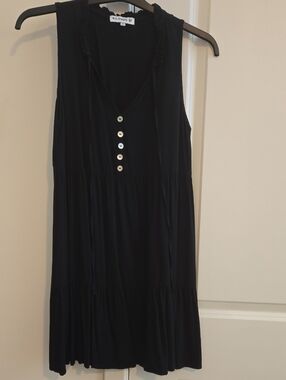 Elings Black Sleeveless Tiered V-Neck Dress